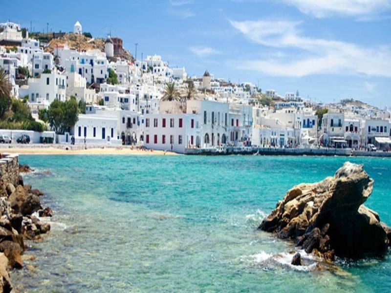 pero sus colegas se acercaron a el para estrecharle la mano