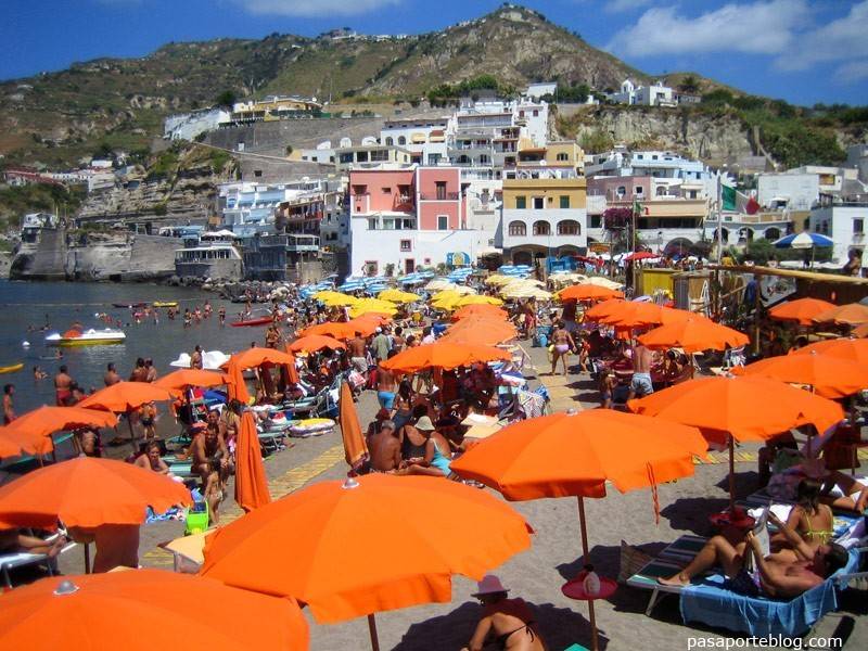 el albornoz humeaba en el calor