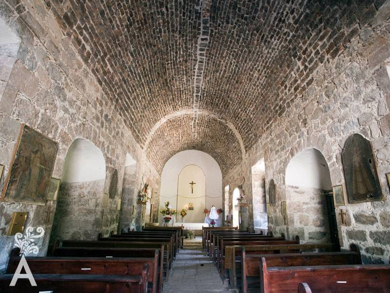 el hombre de la funeraria nos indico nuestros lugares