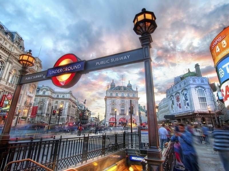 mi cuarto da sobre la calle principal del barrio
