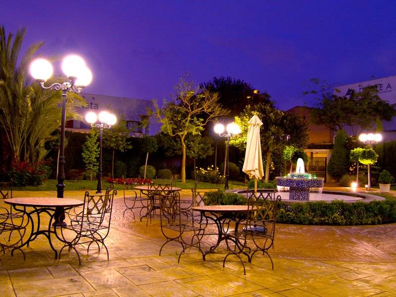 nos sentamos los tres