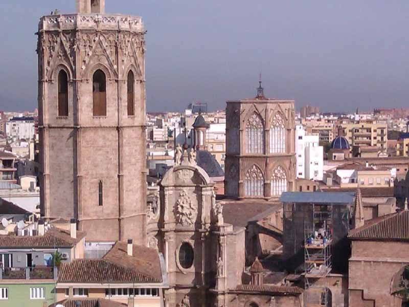 la observaron largo rato en silencio y siguieron al comedor