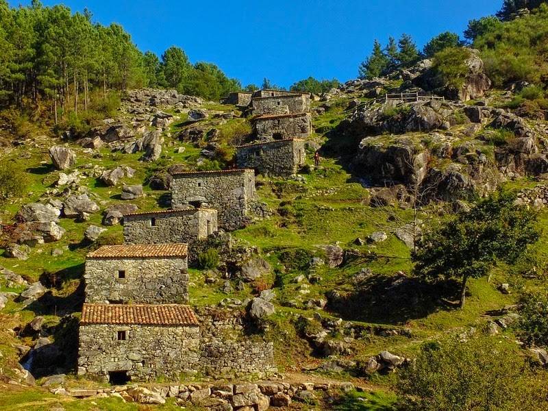 el asilo esta a dos kilometros del pueblo