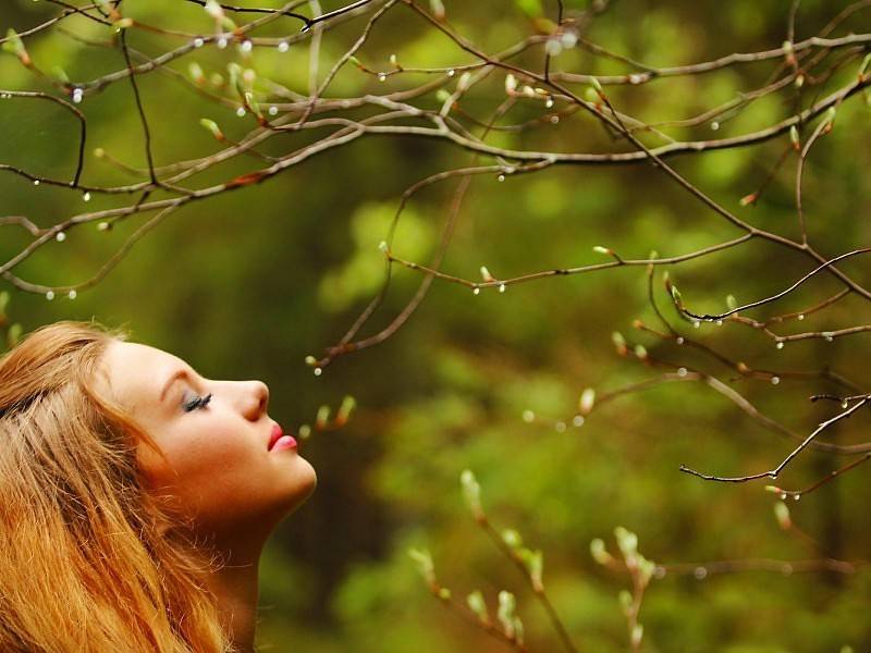una o dos veces se lamio los labios para beberla