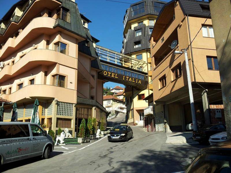 solo habia casas marrones y pequenas con pocas ventanas